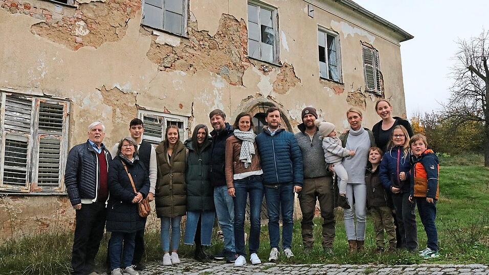 Gut Hötzing ist ihr Familienprojekt (von links): Johannes und Marianne Herrmann, Carmen und Sebastian Herrmann mit ihren Kindern Anna und Johannes, Dorothee und David Herrmann mit Ella und Jacob, Lisa und Matthias Röhrl mit Jaron und Hannah sowie Theresa Stangl.