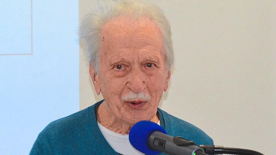 Holocaust&uuml;berlebender Ernst Grube erz&auml;hlte, sowohl bei der Er&ouml;ffnung der Ausstellung 'Humans of the Holocaust' sowie am Mittwochabend in der Vhs Regensburger Land in Neutraubling, von seiner Lebens- und Verfolgungsgeschichte.