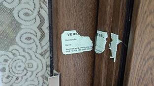 Erst, wenn die Polizei die Wohnung freigibt, darf das Siegel gebrochen werden.
