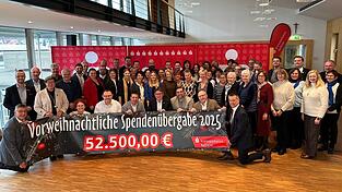 Die Vertreter der Landjugenden, Frauenbünde, Burschenvereine, Faschingsgesellschaften und Stadt- und Marktkapellen sowie die Bürgermeister und die Vertreter der Kreissparkasse bei der Spendenausschüttung. Die Vertreter der Landjugenden, Frauenbünde, Burschenvereine, Faschingsgesellschaften und Stadt- und Marktkapellen sowie die Bürgermeister und die Vertreter der Kreissparkasse bei der Spendenausschüttung.