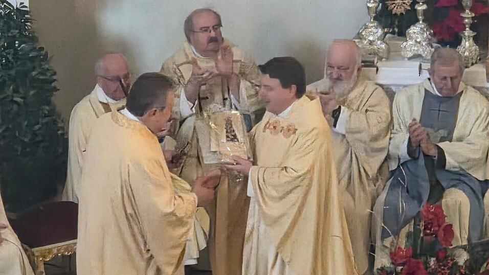 Pfarrer Alexander Kohl (rechts) überreicht Diakon Sepp Schlecht eine Diakonenstola mit Bodenmaiser Gnadenbild. Pfarrer Alexander Kohl (rechts) überreicht Diakon Sepp Schlecht eine Diakonenstola mit Bodenmaiser Gnadenbild.