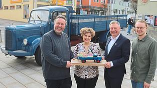 Der Festwagen setzt das Motto Stadt - Land - Regen dreidimensional um und wird beim großen Festzug am 19. Juli die Stadt repräsentieren. Architekt Florian Brunner, Bürgermeisterin Alexandra Riedl, OKB-Präsident Gerhard Schiechel und Eventmanager Sebastian Gabler stellen den Entwurf vor. Der Festwagen setzt das Motto Stadt - Land - Regen dreidimensional um und wird beim großen Festzug am 19. Juli die Stadt repräsentieren. Architekt Florian Brunner, Bürgermeisterin Alexandra Riedl, OKB-Präsident Gerhard Schiechel und Eventmanager Sebastian Gabler stellen den Entwurf vor.