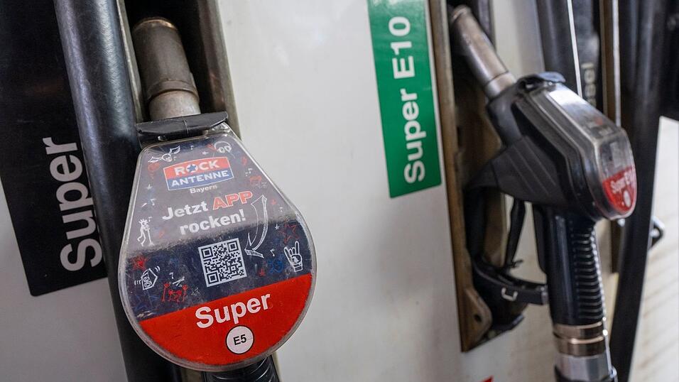 In Bayern tankt es sich zurzeit besonders teuer. (Archivbild) In Bayern tankt es sich zurzeit besonders teuer. (Archivbild)