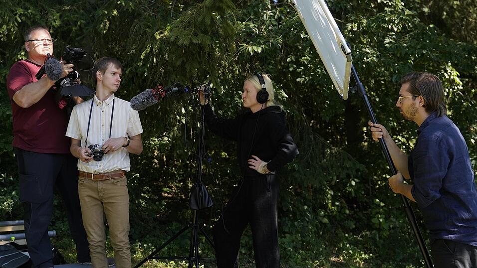 Julian Heuschneider (2.v.l.) bei der Arbeit am Set. Julian Heuschneider (2.v.l.) bei der Arbeit am Set.
