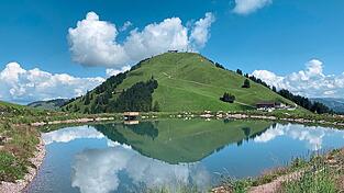 Im Wasser des Speichersees auf der Kleinen Salve spiegelt sich die Hohe Salve. Im Wasser des Speichersees auf der Kleinen Salve spiegelt sich die Hohe Salve.