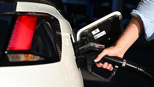 Die CO2-Abgabe wird unter anderem auf Kraftstoffe erhoben. 21,4 Milliarden Euro kamen 2025 zusammen. (Symbolbild) Die CO2-Abgabe wird unter anderem auf Kraftstoffe erhoben. 21,4 Milliarden Euro kamen 2025 zusammen. (Symbolbild)