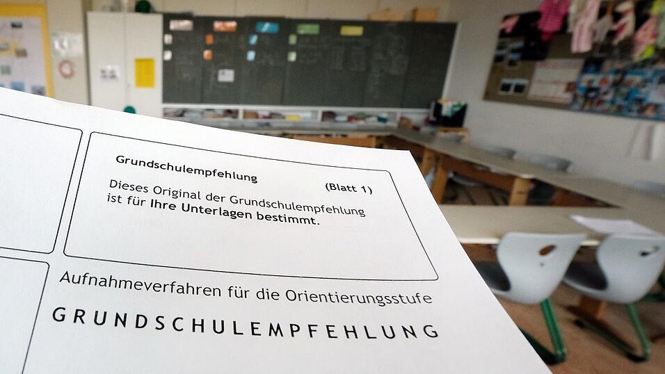 Wo es nach vier Grundschuljahren für die Kleinen hingehen soll, entscheidet in Bayern die Grundschule. Baden-Württemberg geht einen anderen Weg und bekommt die Konsequenzen, vor allem an Realschulen, zu spüren. (Symbolbild) Wo es nach vier Grundschuljahren für die Kleinen hingehen soll, entscheidet in Bayern die Grundschule. Baden-Württemberg geht einen anderen Weg und bekommt die Konsequenzen, vor allem an Realschulen, zu spüren. (Symbolbild)