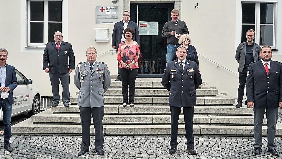 Erstmals wurde das Ehrenzeichen des BRK-Kreisverbandes an zwei externe Personen vergeben: (vorne, v. l.) Kreisvorsitzender und Staatsminister Bernd Sibler, die Geehrten Oberstabsfeldwebel Robert Beham und Kreisbrandinspektor Erwin Wurzer sowie Rettungsdienstleiter Markus M&uuml;hlbauer, Kreisbereitschaftsleiter Franz Muhr (zweite Reihe, v. l.), zweite stellvertretende Vorsitzende Liane Sedlmeier, erste stellvertretende Vorsitzende Margret Tuchen und stellvertretender Kreisgesch&auml;ftsf&uuml;hrer Florian Seidl sowie (hinten, v. l.) Kreisgesch&auml;ftsf&uuml;hrer Gerhard Gansl und Chefarzt Professor Dr. Peter Schandelmaier.