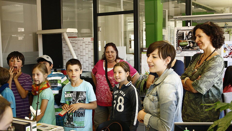 In der Kinder- und Jugendredaktion zeigte Redakteurin Tanja Pfeffer den Schülern um Lehrerin Frau Schmitz, wie die Kindernachrichten entstehen und woher die Texte und Ideen kommen. Vor allem das Jugendmagazin 'Freistunde' weckte das Interesse der Kinder. (Foto: Gabauer) In der Kinder- und Jugendredaktion zeigte Redakteurin Tanja Pfeffer den Schülern um Lehrerin Frau Schmitz, wie die Kindernachrichten entstehen und woher die Texte und Ideen kommen. Vor allem das Jugendmagazin 'Freistunde' weckte das Interesse der Kinder. (Foto: Gabauer)