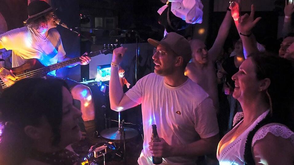 Partykl&auml;nge und z&uuml;nftige Kapellen, f&uuml;r jeden Nachtschw&auml;rmer in Tracht war etwas dabei.