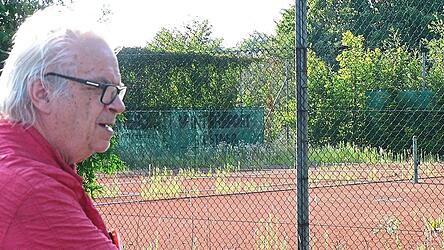 Jahrelang hatte Moser versucht, den Tennissport im FC wiederzubeleben - vergebens. Am Ende holte sich die Natur die Anlage zur&uuml;ck und diese wurde an die Stadt zur&uuml;ckgegeben.