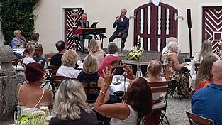 S&auml;nger Markus Engelst&auml;dter und Bernd Meyer am Piano performten &bdquo;Udo - ein ehrenwerter Abend&ldquo;.