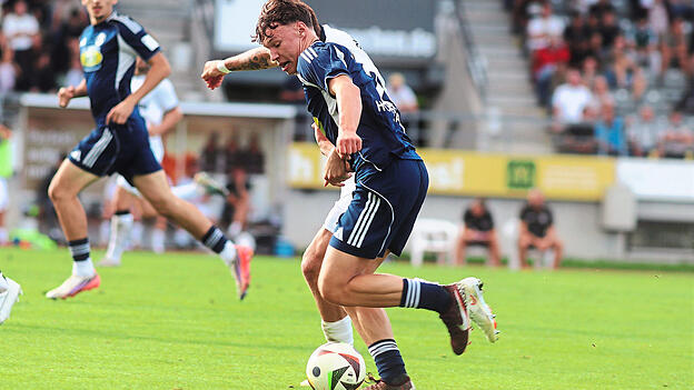 Tim Hoffmann (am Ball) kam in der zweiten Halbzeit von der Bank, fügte sich richtig gut ein und vollendete einen Konter zum vorentscheidenden 3:0 für seine Landshuter. Tim Hoffmann (am Ball) kam in der zweiten Halbzeit von der Bank, fügte sich richtig gut ein und vollendete einen Konter zum vorentscheidenden 3:0 für seine Landshuter.