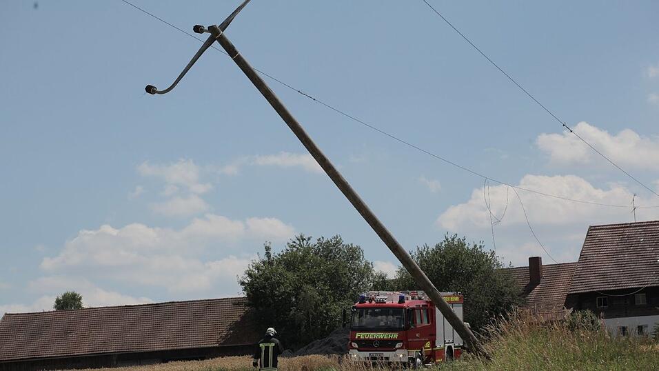 Auf diesem Feld fuhr am Dienstagmittag ein Landwirt mit seinem Traktor gegen einen Strommasten. Dadurch kam es zu einem Feldbrand und einem Stromausfall. Auf diesem Feld fuhr am Dienstagmittag ein Landwirt mit seinem Traktor gegen einen Strommasten. Dadurch kam es zu einem Feldbrand und einem Stromausfall.