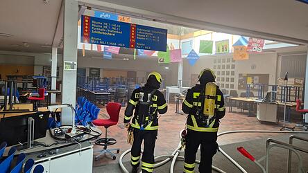 Die Feuerwehr löschte den Brand und entrauchte die Realschule gründlich. 