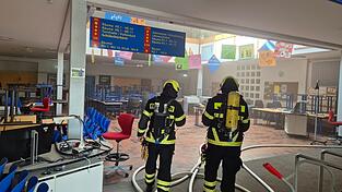 Die Feuerwehr löschte den Brand und entrauchte die Realschule gründlich. 