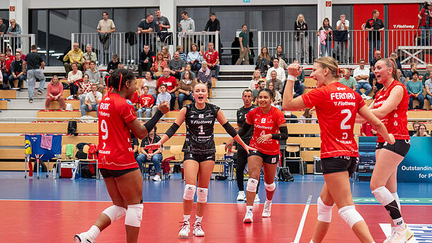 Prima Klima: Die Stimmung im Raben-Nest könnte kaum besser sein, wie (von links) Crystal Burk, Emely Brodowski, Jeannette Huskic, Pia Fernau und Tina de Groot deutlich anzusehen ist. Diese gute Laune wollen sich die Vilsbiburgerinnen auch von den „Dingos“ nicht verderben lassen.