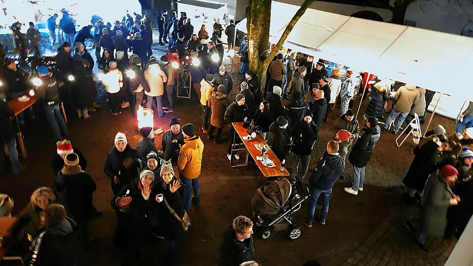 Hunderte Gäste kamen den Abend hindurch und genossen die adventliche Atmosphäre. Hunderte Gäste kamen den Abend hindurch und genossen die adventliche Atmosphäre.