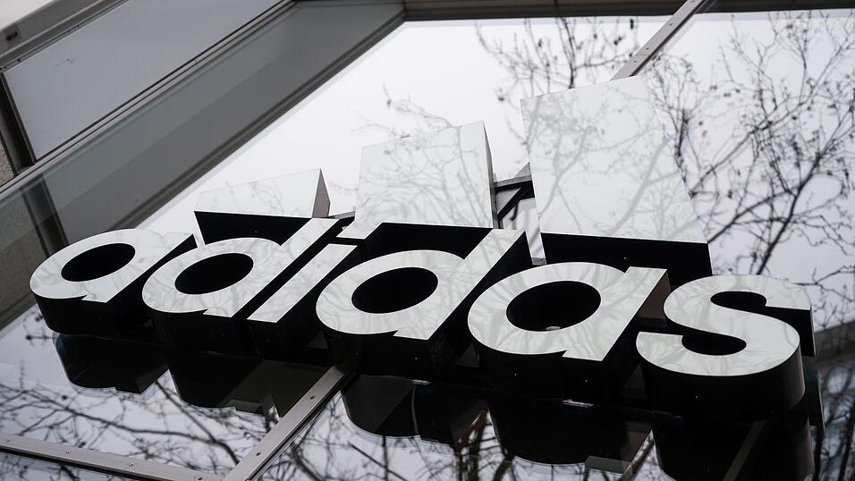 Adidas will im laufenden Jahr zwei Milliarden Euro an Umsatz zulegen (Archivbild).