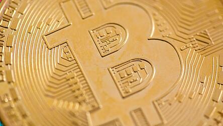 Der Kurs des Bitcoin ist unter 67.000 US-Dollar gefallen.