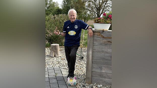 Martin &bdquo;Matte&ldquo; Mittermeier mit Fu&szlig;ball und goldenem Schuh samt Fu&szlig;ball: Der Sport begleitet den 90-J&auml;hrigen fast sein ganzes Leben - und das, obwohl er seit 1958 nicht mehr aktiv gespielt hat.