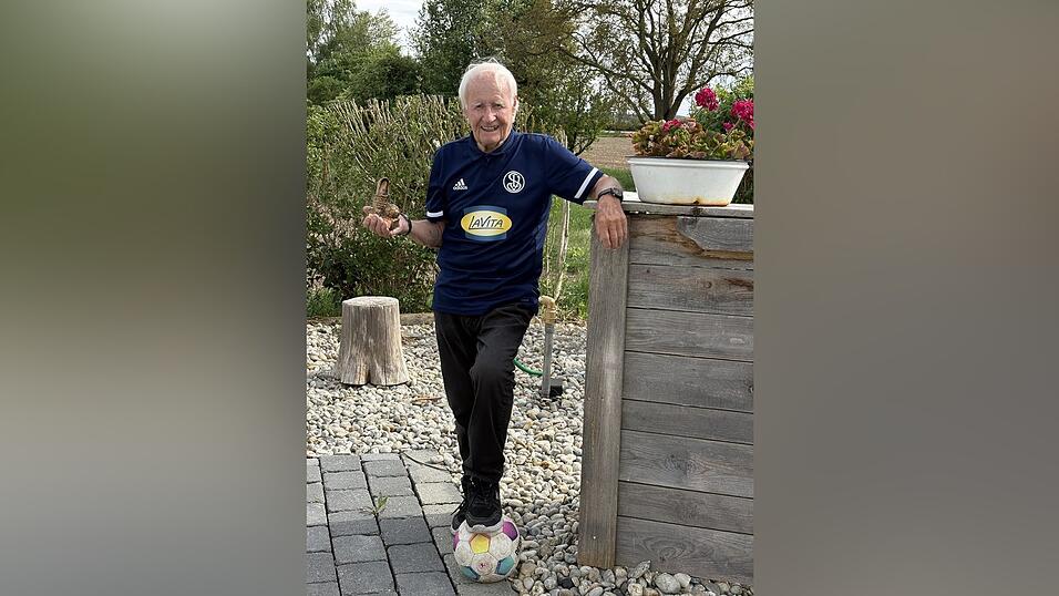 Martin &bdquo;Matte&ldquo; Mittermeier mit Fu&szlig;ball und goldenem Schuh samt Fu&szlig;ball: Der Sport begleitet den 90-J&auml;hrigen fast sein ganzes Leben - und das, obwohl er seit 1958 nicht mehr aktiv gespielt hat.