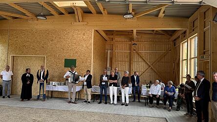 Ein Teil der Ehreng&auml;ste: Mit auf dem Bild (v. l.) zweiter B&uuml;rgermeister Franz Geisberger, evangelischer Pfarrer Ralph Natschke-Scherm, Stadtpfarrer Josef K. Geismar, Schulleiter Stephan Eichinger, KJF-Direktor Michael Eibl Landrat Bernd Sibler und B&uuml;rgermeister Hans Schmalhofer (r.).
