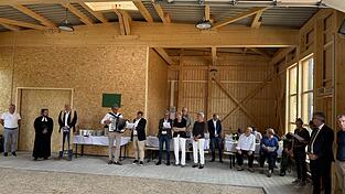 Ein Teil der Ehreng&auml;ste: Mit auf dem Bild (v. l.) zweiter B&uuml;rgermeister Franz Geisberger, evangelischer Pfarrer Ralph Natschke-Scherm, Stadtpfarrer Josef K. Geismar, Schulleiter Stephan Eichinger, KJF-Direktor Michael Eibl Landrat Bernd Sibler und B&uuml;rgermeister Hans Schmalhofer (r.).