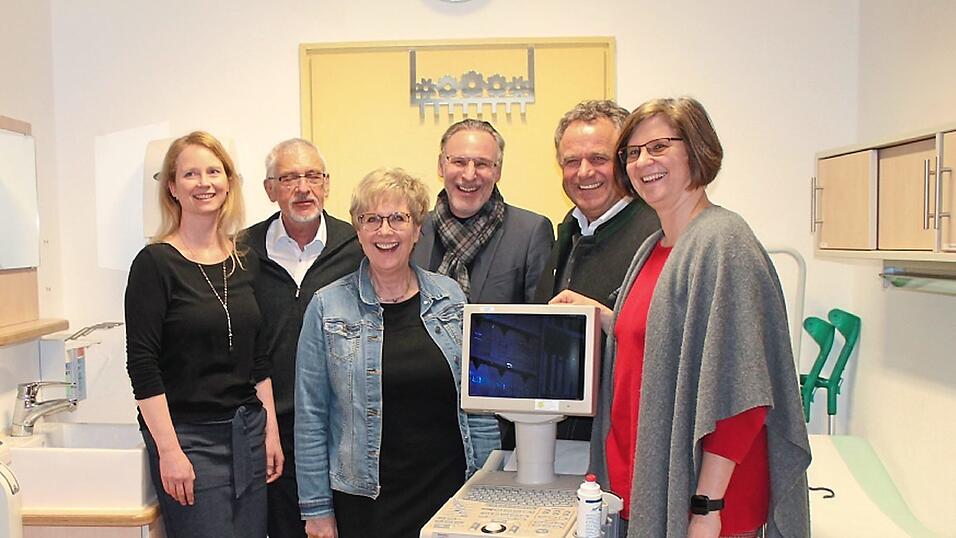 Die offizielle Übergabe des Sonographiegerätes mit (v.li) Dr. Cordula Heyne, Dr. Reinhard Legner, Leiterin Ingeborg Hebborn, Karl Hacker, Willibald Loew und Dr. Dorothee Lange-Rieß. Die offizielle Übergabe des Sonographiegerätes mit (v.li) Dr. Cordula Heyne, Dr. Reinhard Legner, Leiterin Ingeborg Hebborn, Karl Hacker, Willibald Loew und Dr. Dorothee Lange-Rieß.