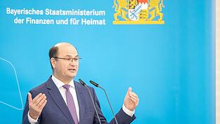 Bayerns Finanzminister Albert F&uuml;racker (CSU) spricht bei einer Pressekonferenz.