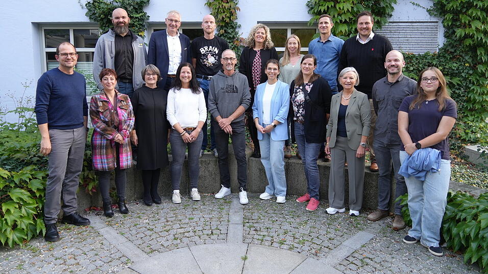 Landrat Werner Bumeder (Hintere Reihe 2.v.l) und Radverkehrsbeauftragter Florian Hinkelmann mit den Geehrten und Vertretern der Firmen, Schulen und Vereinen.