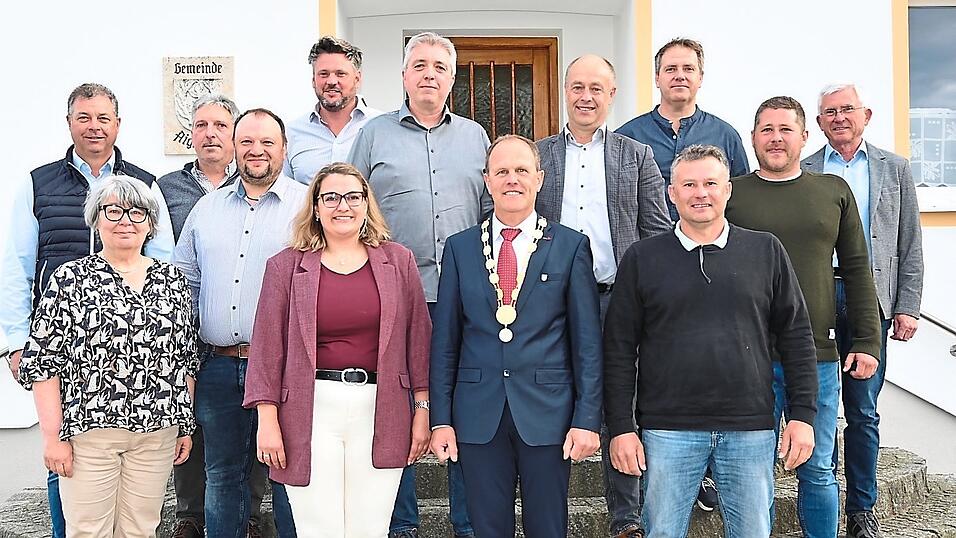 B&uuml;rgermeister Leonhard Berger (vorne 2.v.r.) mit seinen Stellvertretern Lorenz Selmeier (vorne r.) und Lisa Gerhart (vorne 2.v.l.) und dem Gemeinderat.