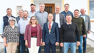 Bürgermeister Leonhard Berger (vorne 2.v.r.) mit seinen Stellvertretern Lorenz Selmeier (vorne r.) und Lisa Gerhart (vorne 2.v.l.) und dem Gemeinderat. Bürgermeister Leonhard Berger (vorne 2.v.r.) mit seinen Stellvertretern Lorenz Selmeier (vorne r.) und Lisa Gerhart (vorne 2.v.l.) und dem Gemeinderat.