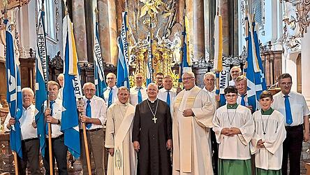 Die Bannerträger mit Ministranten, Zentralpräses Msgr. Thomas Schmid, Bezirkspräses Propst Maximilian Korn, Diakon Norbert Steger, Präfekt der MMC Regensburg Peter Pilz und Bezirksobmann Bernhard Dünzinger. Die Bannerträger mit Ministranten, Zentralpräses Msgr. Thomas Schmid, Bezirkspräses Propst Maximilian Korn, Diakon Norbert Steger, Präfekt der MMC Regensburg Peter Pilz und Bezirksobmann Bernhard Dünzinger.