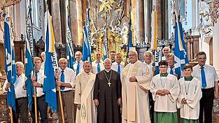 Die Bannertr&auml;ger mit Ministranten, Zentralpr&auml;ses Msgr. Thomas Schmid, Bezirkspr&auml;ses Propst Maximilian Korn, Diakon Norbert Steger, Pr&auml;fekt der MMC Regensburg Peter Pilz und Bezirksobmann Bernhard D&uuml;nzinger.