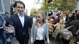 ÖVP-Spitzenkandidat Sebastian Kurz und seine Freundin Susanne Thier anlässlich der Stimmabgabe im Rahmen der Nationalratswahl am 15.10.2017 in Wien (Österreich).