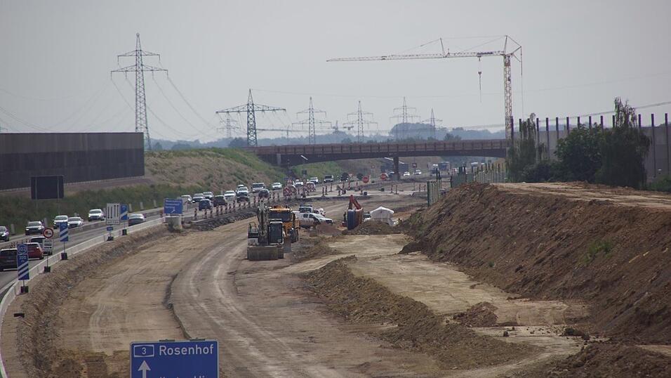 Am Sonntagmorgen fanden an der A3 bei Neutraubling Grabungsarbeiten nach einer möglichen Fliegerbombe statt. Am Sonntagmorgen fanden an der A3 bei Neutraubling Grabungsarbeiten nach einer möglichen Fliegerbombe statt.