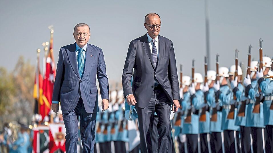 Friedrich Merz (r.) will neue Harmonie in die deutsch-türkischen Beziehungen bringen. Zusammen mit Präsident Recep Tayyip Erdogan plant der Kanzler eine engere Zusammenarbeit beider Länder. Friedrich Merz (r.) will neue Harmonie in die deutsch-türkischen Beziehungen bringen. Zusammen mit Präsident Recep Tayyip Erdogan plant der Kanzler eine engere Zusammenarbeit beider Länder.