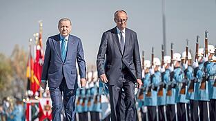Friedrich Merz (r.) will neue Harmonie in die deutsch-türkischen Beziehungen bringen. Zusammen mit Präsident Recep Tayyip Erdogan plant der Kanzler eine engere Zusammenarbeit beider Länder. Friedrich Merz (r.) will neue Harmonie in die deutsch-türkischen Beziehungen bringen. Zusammen mit Präsident Recep Tayyip Erdogan plant der Kanzler eine engere Zusammenarbeit beider Länder.