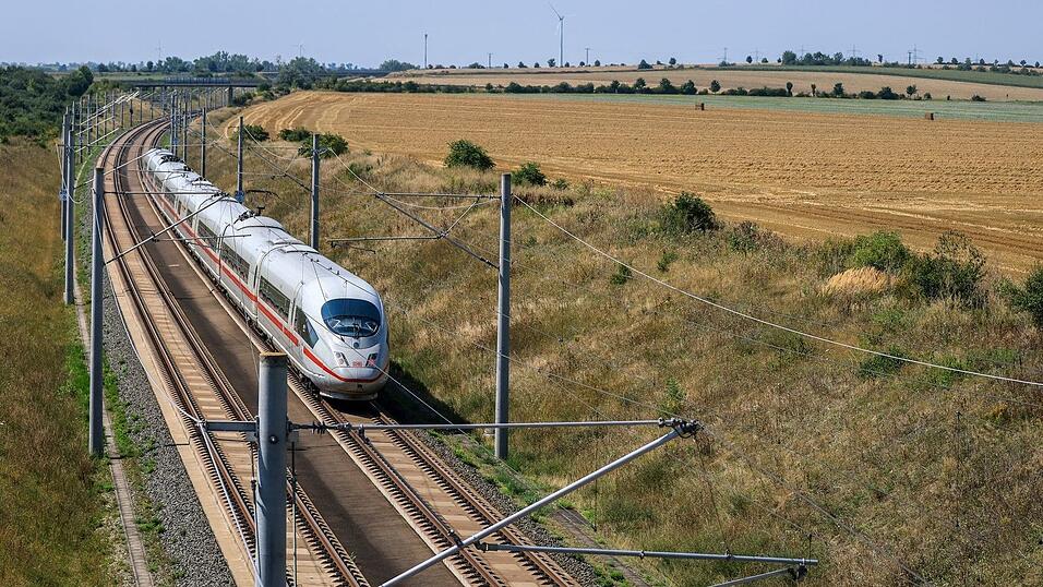 Die Deutsche Bahn geht gerichtlich gegen einen Beschluss der Bundesnetzagentur vor, mit dem der Wettbewerb im Fernverkehr gestärkt werden soll. (Archivbild) Die Deutsche Bahn geht gerichtlich gegen einen Beschluss der Bundesnetzagentur vor, mit dem der Wettbewerb im Fernverkehr gestärkt werden soll. (Archivbild)