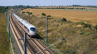 Die Deutsche Bahn geht gerichtlich gegen einen Beschluss der Bundesnetzagentur vor, mit dem der Wettbewerb im Fernverkehr gestärkt werden soll. (Archivbild) Die Deutsche Bahn geht gerichtlich gegen einen Beschluss der Bundesnetzagentur vor, mit dem der Wettbewerb im Fernverkehr gestärkt werden soll. (Archivbild)