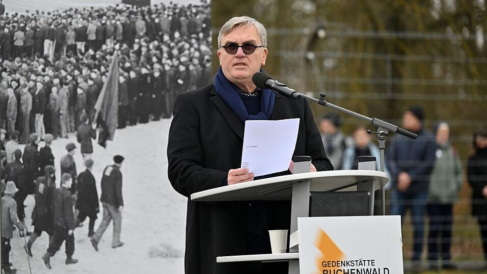 Hape Kerkeling hat eine vielbeachtete Rede zum Jahrestag der Befreiung des Konzentrationslagers Buchenwald bei Weimar gehalten. (Archivbild) Hape Kerkeling hat eine vielbeachtete Rede zum Jahrestag der Befreiung des Konzentrationslagers Buchenwald bei Weimar gehalten. (Archivbild)