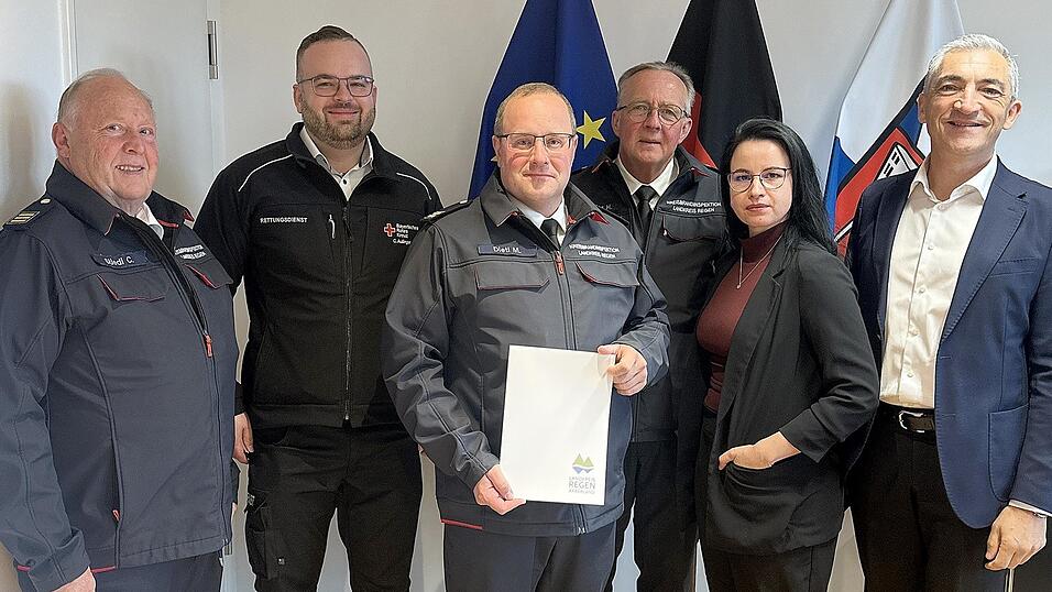 Kreisbrandmeister Marco Dietl ist neuer Örtlicher Einsatzleiter. Es gratulieren (v.l.) Kreisbrandinspektor Christian Stiedl, Christian Aulinger (BRK), Kreisbrandrat Hermann Keilhofer, Landratsamtsabteilungsleiterin Christin Kelly und Regens Landrat Ronny Raith. Kreisbrandmeister Marco Dietl ist neuer Örtlicher Einsatzleiter. Es gratulieren (v.l.) Kreisbrandinspektor Christian Stiedl, Christian Aulinger (BRK), Kreisbrandrat Hermann Keilhofer, Landratsamtsabteilungsleiterin Christin Kelly und Regens Landrat Ronny Raith.