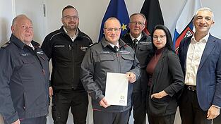 Kreisbrandmeister Marco Dietl ist neuer Örtlicher Einsatzleiter. Es gratulieren (v.l.) Kreisbrandinspektor Christian Stiedl, Christian Aulinger (BRK), Kreisbrandrat Hermann Keilhofer, Landratsamtsabteilungsleiterin Christin Kelly und Regens Landrat Ronny Raith. Kreisbrandmeister Marco Dietl ist neuer Örtlicher Einsatzleiter. Es gratulieren (v.l.) Kreisbrandinspektor Christian Stiedl, Christian Aulinger (BRK), Kreisbrandrat Hermann Keilhofer, Landratsamtsabteilungsleiterin Christin Kelly und Regens Landrat Ronny Raith.