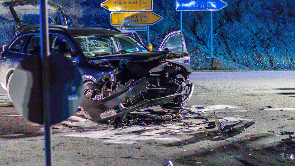 Die beiden Autos krachten mitten auf einer Kreuzung ineinander. Die beiden Autos krachten mitten auf einer Kreuzung ineinander.