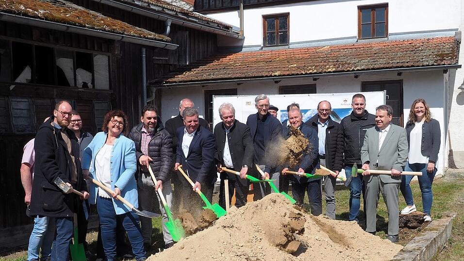 Mit dem symbolischen Spatenstich, an dem sich die Ehrengäste ebenso beteiligten wie die Arnbrucker Gemeinderatsmitglieder, markiert Bayerns Staatsminister Christian Bernreiter den Beginn der Baumaßnahmen zum Projekt Geigermühle. Mit dem symbolischen Spatenstich, an dem sich die Ehrengäste ebenso beteiligten wie die Arnbrucker Gemeinderatsmitglieder, markiert Bayerns Staatsminister Christian Bernreiter den Beginn der Baumaßnahmen zum Projekt Geigermühle.