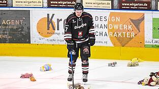 Beim Tor der Isar Rats flogen die Kuscheltiere auf das Eis.