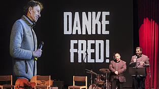 David und Danino Weiss vor einer Projektion des 2025 verstorbenen Fred Dick. David und Danino Weiss vor einer Projektion des 2025 verstorbenen Fred Dick.