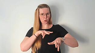 Als Gebärdensprachdolmetscherin übersetzt Kathleen Entrich in verschiedenen Situationen, um zwischen Hörenden und Gehörlosen zu vermitteln.