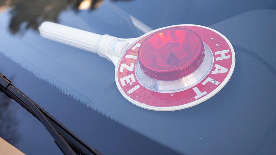 Polizisten kontrollierten den Wagen einige Kilometer nach dem Grenz&uuml;bergang auf der A3. (Symbolbild)